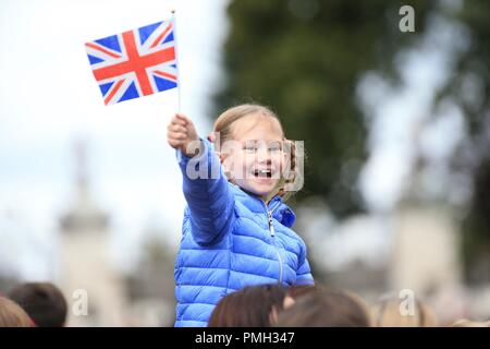 Petite fille qui agitait un drapeau Union Jack UK Banque D'Images