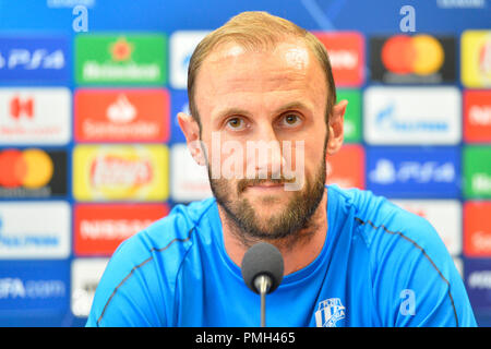 Pilsen, République tchèque. 18 Sep, 2018. FC Viktoria Plzen capitaine Roman Hubnik parle lors d'une conférence de presse le 18 septembre 2018 à Pilsen, République tchèque, avant le 1er tour, Groupe G, match de la Ligue des Champions FC Viktoria Plzen vs CSKA Moscou. Photo : CTK Miroslav Chaloupka/Photo/Alamy Live News Banque D'Images