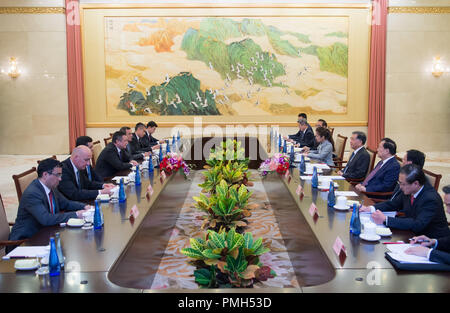 Beijing, Chine. 18 Sep, 2018. Wang Yang, président de la Conférence consultative politique du peuple chinois (CCPPC) Comité National, se réunit avec Nuriddinjon Ismailov, le président de la Chambre législative de l'Assemblée suprême de l'Ouzbékistan, à Beijing, capitale de la Chine, 18 septembre 2018. Credit : Zhai Jianlan/Xinhua/Alamy Live News Banque D'Images