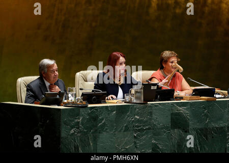 (180918) -- ORGANISATION DES NATIONS UNIES, 18 septembre 2018 (Xinhua) -- Maria Fernanda Espinosa Garces (C), Président de la 73e session de l'Assemblée générale des Nations Unies, gavels pour ouvrir la 73e session de l'Assemblée générale de l'ONU au siège des Nations Unies à New York, 18 septembre 2018. (Xinhua/Muzi Li) Banque D'Images