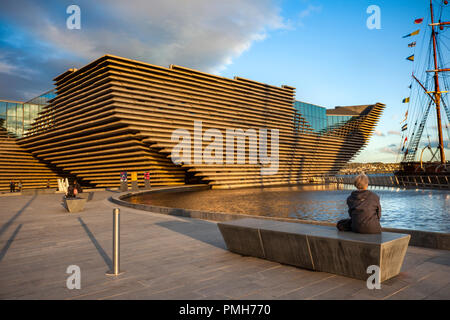 Dundee, Écosse. 18/09/2018 Météo France. Soirée ensoleillée sur le front de mer de la ville. Un centre international du design de l'Ecosse - le tout premier design museum à être construit au Royaume-Uni en dehors de Londres. Le V&A Dundee est situé dans un bâtiment de classe mondiale au cœur de Dundee's Riverside attractions. /AlamyLiveNews MediaWorldImages crédit ; Banque D'Images