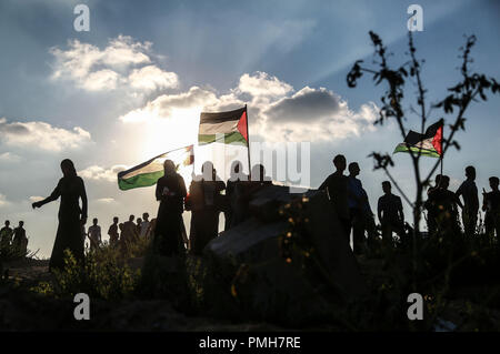 La bande de Gaza. 18 Sep, 2018. Des manifestants palestiniens prendre part à des affrontements avec les troupes israéliennes après une protestation à Erez, près de la frontière avec Israël, dans le nord de la bande de Gaza, le 18 septembre, 2018. Deux Palestiniens ont été tués et plus de 30 blessés mardi soir par les troupes israéliennes' dans le nord de la bande de Gaza, près de la frontière avec Israël, a déclaré que les infirmiers. Source : Xinhua/Alamy Live News Banque D'Images