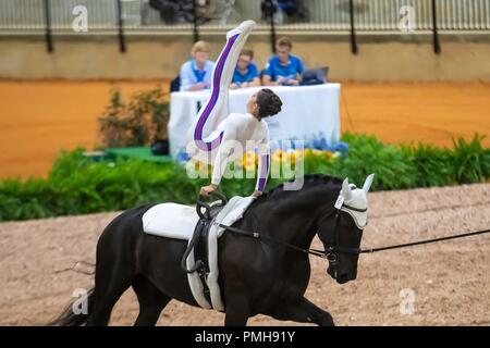 Tryon, North Carolina, USA . 18 Sep, 2018. Rebecca Norval. 23 d'Édimbourg. Lunger Saacha de Ambrossio. GBR. Vaulting. Les femmes la concurrence. Jour 7. Les Jeux équestres mondiaux. WEG 2018 Tryon. La Caroline du Nord. USA. 18/09/2018. Credit : Sport en images/Alamy Live News Banque D'Images