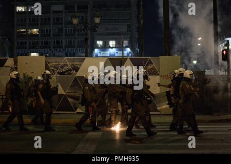 Athènes, Grèce. 18 Sep, 2018. Des policiers anti-émeute vu marcher dans la rue pendant les affrontements.protester et des affrontements contre le meurtre et marquant le cinquième anniversaire de Pavlos Fyassas, qui a été court par le néo-nazi dans la ville portuaire du Pirée. Credit : Giorgos Zachos SOPA/Images/ZUMA/Alamy Fil Live News Banque D'Images