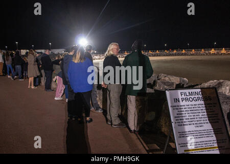 Morecambe, Lancashire, United Kiingdom, 18 août 2018. ITV ont été filmer leur nouvelle partie 6 crime drama sur Sandylands Beach dans la baie de Morecambe, qui a été co-créé par Richard Clark et Daragh Carville,T est basée à Morecambe et a impliqué le tournage en station et à Manchester. La troupe dirigée par Jonas Armstrong Morvern Christie inclut Tracie Bennett, Lindsey Coulson, Chanel Cresswell, Louis Greatorex, Adam Long Taheen Modak et Daniel Ryan résidents regarder le tournage : photographier Crédit Nord/Alamy Live News Banque D'Images