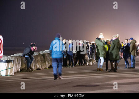 Morecambe, Lancashire, United Kiingdom, 18 août 2018. ITV ont été filmer leur nouvelle partie 6 crime drama sur Sandylands Beach dans la baie de Morecambe, qui a été co-créé par Richard Clark et Daragh Carville,T est basée à Morecambe et a impliqué le tournage en station et à Manchester. La troupe dirigée par Jonas Armstrong Morvern Christie inclut Tracie Bennett, Lindsey Coulson, Chanel Cresswell, Louis Greatorex, Adam Long Taheen Modak et Daniel Ryan résidents regarder le tournage de la promenade Credit : photographier Nord/Alamy Live News Banque D'Images