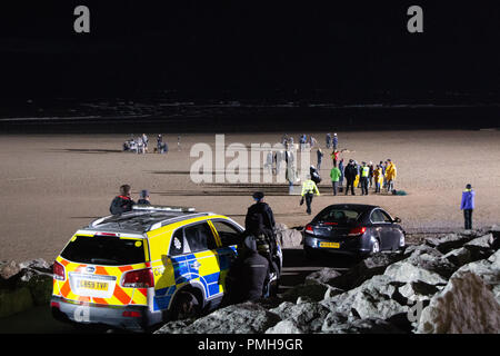 Morecambe, Lancashire, United Kiingdom, 18 août 2018. ITV ont été filmer leur nouvelle partie 6 crime drama sur Sandylands Beach dans la baie de Morecambe, qui a été co-créé par Richard Clark et Daragh Carville,T est basée à Morecambe et a impliqué le tournage en station et à Manchester. La troupe dirigée par Jonas Armstrong Morvern Christie inclut Tracie Bennett, Lindsey Coulson, Chanel Cresswell, Louis Greatorex, Adam Long Taheen Modak et Daniel Ryan Credit : photographier Nord/Alamy Live News Banque D'Images