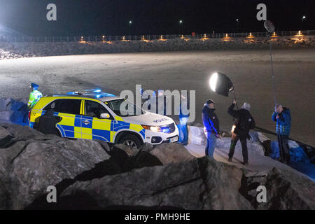 Morecambe, Lancashire, United Kiingdom, 18 août 2018. ITV ont été filmer leur nouvelle partie 6 crime drama sur Sandylands Beach dans la baie de Morecambe, qui a été co-créé par Richard Clark et Daragh Carville,T est basée à Morecambe et a impliqué le tournage en station et à Manchester. La troupe dirigée par Jonas Armstrong Morvern Christie inclut Tracie Bennett, Lindsey Coulson, Chanel Cresswell, Louis Greatorex, Adam Long Taheen Modak et Daniel Ryan Credit : photographier Nord/Alamy Live News Banque D'Images