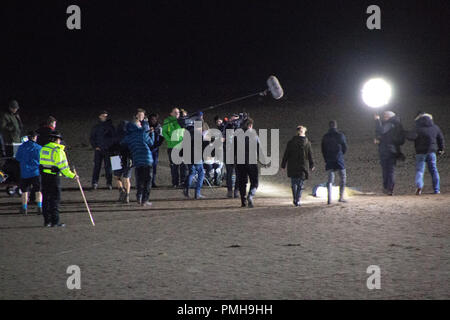 Morecambe, Lancashire, United Kiingdom, 18 août 2018. ITV ont été filmer leur nouvelle partie 6 crime drama sur Sandylands Beach dans la baie de Morecambe, qui a été co-créé par Richard Clark et Daragh Carville,T est basée à Morecambe et a impliqué le tournage en station et à Manchester. La troupe dirigée par Jonas Armstrong Morvern Christie inclut Tracie Bennett, Lindsey Coulson, Chanel Cresswell, Louis Greatorex, Adam Long Taheen Modak et Daniel Ryan Credit : photographier Nord/Alamy Live News Banque D'Images