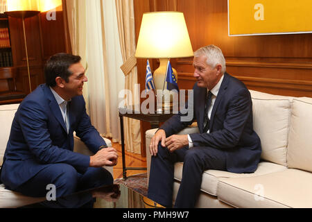 Athènes, Grèce. 18 Sep, 2018. Le Premier ministre grec Alexis Tsipras (L) rencontre avec le Secrétaire Général du Conseil de l'Europe Thorbjorn Jagland à Athènes, Grèce, le 18 septembre 2018. Jagland a visité Athènes mardi pour discuter avec les dirigeants grecs de la migration, la crise des réfugiés. Credit : Marios Lolos/Xinhua/Alamy Live News Banque D'Images