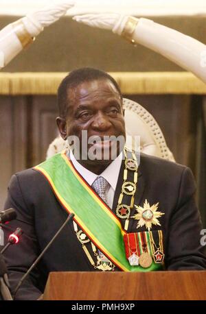 Harare, Zimbabwe. 18 Sep, 2018. Le Président du Zimbabwe, Emmerson Mnangagwa présente son premier discours sur l'état de la nation pour ouvrir la première session de la 29e législature à Harare, Zimbabwe, le 18 septembre, 2018. Emmerson Mnangagwa a déclaré mardi que son gouvernement ne va pas se précipiter pour ré-introduire une monnaie locale avant de fondamentaux économiques ont été abordées. Credit : Shaun Jusa/Xinhua/Alamy Live News Banque D'Images