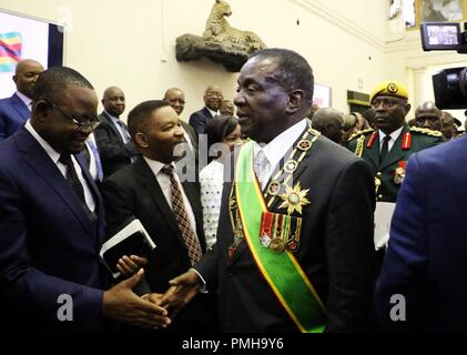 Harare, Zimbabwe. 18 Sep, 2018. Le Président du Zimbabwe, Emmerson Mnangagwa (C), serre la main avec un membre du Parlement avant de livrer son premier discours sur l'état de la nation pour ouvrir la première session de la 29e législature à Harare, Zimbabwe, le 18 septembre, 2018. Emmerson Mnangagwa a déclaré mardi que son gouvernement ne va pas se précipiter pour ré-introduire une monnaie locale avant de fondamentaux économiques ont été abordées. Credit : Shaun Jusa/Xinhua/Alamy Live News Banque D'Images