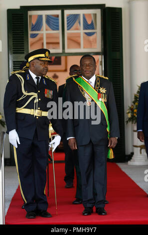 Harare, Zimbabwe. 18 Sep, 2018. Le Président du Zimbabwe, Emmerson Mnangagwa (R) arrive avant de livrer son premier discours sur l'état de la nation pour ouvrir la première session de la 29e législature à Harare, Zimbabwe, le 18 septembre, 2018. Emmerson Mnangagwa a déclaré mardi que son gouvernement ne va pas se précipiter pour ré-introduire une monnaie locale avant de fondamentaux économiques ont été abordées. Credit : Shaun Jusa/Xinhua/Alamy Live News Banque D'Images