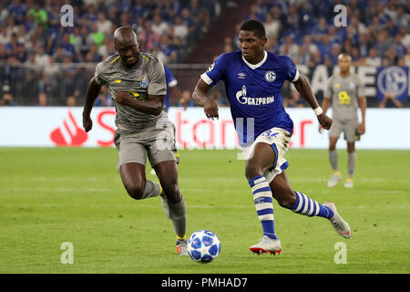 Gelsenkirchen. 18 Sep, 2018. Grosse Caye Breel (R) de Schalke 04 en compétition lors de la Ligue des Champions, match de football entre Schalke 04 et le FC Porto à la Veltins Arena sur Septembre 18, 2018 à Gelsenkirchen, Allemagne. Le match s'est terminé 1-1. Credit : Joachim Bywaletz/Xinhua/Alamy Live News Banque D'Images