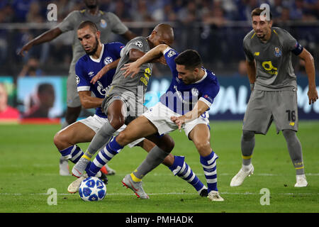 Gelsenkirchen. 18 Sep, 2018. Brahimi (3e R) de Porto fait concurrence au cours de la Ligue des Champions, match de football entre Schalke 04 et le FC Porto à la Veltins Arena sur Septembre 18, 2018 à Gelsenkirchen, Allemagne. Le match s'est terminé 1-1. Credit : Joachim Bywaletz/Xinhua/Alamy Live News Banque D'Images