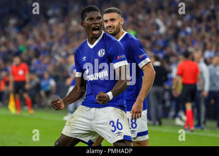 Gelsenkirchen. 18 Sep, 2018. Grosse Caye Breel (L) de Schalke 04 célèbre au cours de la Ligue des Champions match de football entre Schalke 04 et le FC Porto à la Veltins Arena sur Septembre 18, 2018 à Gelsenkirchen, Allemagne. Le match s'est terminé 1-1. Credit : Joachim Bywaletz/Xinhua/Alamy Live News Banque D'Images