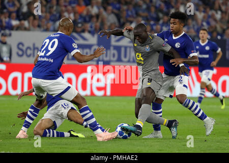 Gelsenkirchen. 18 Sep, 2018. Aboubakar (3L) de Porto se bat pour la balle durant le match de football de Ligue des Champions entre Schalke 04 et le FC Porto à la Veltins Arena sur Septembre 18, 2018 à Gelsenkirchen, Allemagne. Le match s'est terminé 1-1. Credit : Joachim Bywaletz/Xinhua/Alamy Live News Banque D'Images