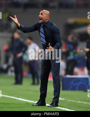 Milan, Italie. 18 Sep, 2018. L'Inter Milan's Luciano Spalletti gestes au cours d'une Ligue des Champions groupe B match entre l'Inter et Tottenham Hotspur FC, à Milan, Italie, 18 septembre 2018. FC Inter 2-1. Credit : Alberto Lingria/Xinhua/Alamy Live News Banque D'Images