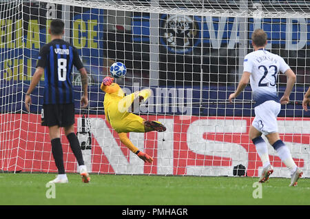 Milan, Italie. 18 Sep, 2018. Tottenham's Christian Eriksen (1e R) marque son but au cours d'une Ligue des Champions groupe B match entre l'Inter et Tottenham Hotspur FC, à Milan, Italie, 18 septembre 2018. FC Inter 2-1. Credit : Alberto Lingria/Xinhua/Alamy Live News Banque D'Images