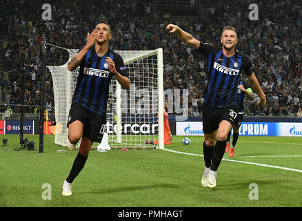 Milan, Italie. 18 Sep, 2018. L'Inter Milan's Matias Vecino (L) célèbre au cours d'une Ligue des Champions groupe B match entre l'Inter et Tottenham Hotspur FC, à Milan, Italie, 18 septembre 2018. FC Inter 2-1. Credit : Alberto Lingria/Xinhua/Alamy Live News Banque D'Images