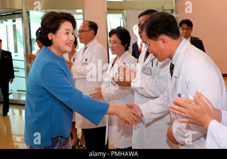 Sommet intercoréen, Sep 18, 2018 : le président sud-coréen Moon Jae-In Kim l'épouse Jung-Sook visite l'Hôpital pour enfants de Pyongyang Okryu à Pyongyang, la Corée du Nord. EDITORIAL N'utilisez que du corps de presse Crédit : Pyeongyang/Piscine/AFLO/Alamy Live News Banque D'Images