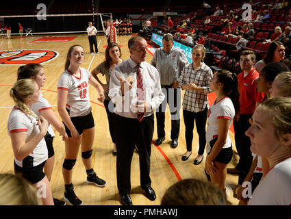 Septembre 18, 2018 Western Kentucky Hilltoppers Travis entraîneur en chef des pourparlers avec l'équipe d'Hudson dans le match entre les Bearcats de Cincinnati et l'ouest du Kentucky Hilltoppers à E.A. Diddle Arena à Bowling Green, KY. Photographe : Steve Roberts. Banque D'Images