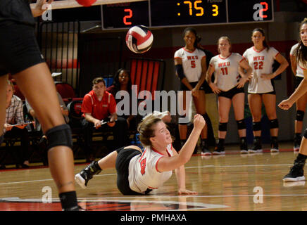 Septembre 18, 2018 Western Kentucky Hilltoppers Darby Musique (14) plonge pour une fouille dans le match entre les Bearcats de Cincinnati et l'ouest du Kentucky Hilltoppers à E.A. Diddle Arena à Bowling Green, KY. Photographe : Steve Roberts. Banque D'Images