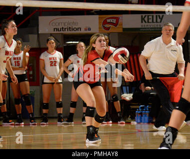 Septembre 18, 2018 Western Kentucky Hilltoppers Rachel Anderson (4) renvoie un servir dans le match entre les Bearcats de Cincinnati et l'ouest du Kentucky Hilltoppers à E.A. Diddle Arena à Bowling Green, KY. Photographe : Steve Roberts. Banque D'Images