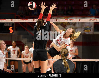 Septembre 18, 2018 Western Kentucky Hilltoppers Isenbarger Katie (20) monte la balle passé Cincinnati Bearcats Shannon Williams (1) dans le match entre les Bearcats de Cincinnati et l'ouest du Kentucky Hilltoppers à E.A. Diddle Arena à Bowling Green, KY. Photographe : Steve Roberts. Banque D'Images