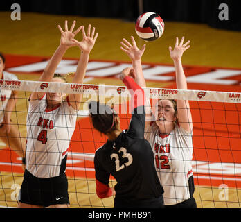 Septembre 18, 2018 Western Kentucky Hilltoppers Hallie Shelton (12) bloque le tir de Cincinnati Bearcats Jordanie Thompson (23) dans le match entre les Bearcats de Cincinnati et l'ouest du Kentucky Hilltoppers à E.A. Diddle Arena à Bowling Green, KY. Photographe : Steve Roberts. Banque D'Images