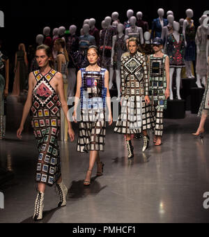 Londres, Royaume-Uni. 15 Sep, 2018. Promenades modèles la piste à la Mary Katrantzou montrent lors de la London Fashion Week. Mary Katrantzou a établi sa marque éponyme en 2008, après avoir étudié l'Architecture à Rhode Island School of Design (USA) et a obtenu son baccalauréat en design textile et une maîtrise dans le domaine de la mode à partir de la Central Saint Martin's Credit : Rahman Hassani/SOPA Images/ZUMA/Alamy Fil Live News Banque D'Images