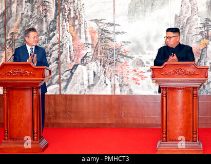 Pyeongyang, la Corée du Nord. 19 Sep 2018. Le dirigeant nord-coréen Kim Jong-Un (R) et le président sud-coréen Moon Jae-In assister à une conférence de presse conjointe après leur sommet à l'Paekhwawon State Guest House à Pyongyang, la Corée du Nord. Le dirigeant nord-coréen Kim a accepté de démanteler définitivement grandes installations d'essai de moteurs de missiles et une rampe de lancement près de sa frontière avec la Chine. Credit : AFLO Co.,Ltd/Alamy Live News
