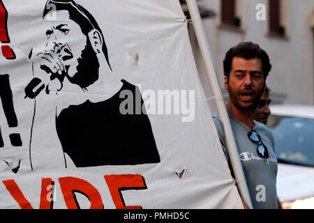 Le Pirée, Grèce. 18 Sep, 2018. Un homme est titulaire d'un drapeau au cours d'un mois de mars qui marque le 5e anniversaire de l'assassinat de Pavlos Fyssas au Pirée, en Grèce, le 18 septembre 2018. Les groupes anti-fasciste a organisé une série de manifestations à Athènes et dans d'autres villes de Grèce mardi, cinq ans après l'assassinat de 34 ans musicien Pavlos Fyssas par un parti d'extrême droite. Credit : Marios Lolos/Xinhua/Alamy Live News Banque D'Images