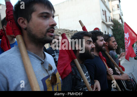 Le Pirée, Grèce. 18 Sep, 2018. Les gens prennent part à une marche marquant le 5e anniversaire de l'assassinat de Pavlos Fyssas au Pirée, en Grèce, le 18 septembre 2018. Les groupes anti-fasciste a organisé une série de manifestations à Athènes et dans d'autres villes de Grèce mardi, cinq ans après l'assassinat de 34 ans musicien Pavlos Fyssas par un parti d'extrême droite. Credit : Marios Lolos/Xinhua/Alamy Live News Banque D'Images