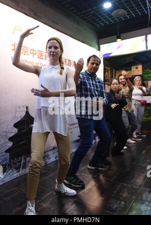 Beijing, Chine. 18 Sep, 2018. Les visiteurs étrangers Taichi pratique selon les instructions d'amateur de Taichi à Beijing, capitale de la Chine, 18 septembre 2018. Un événement promouvoir la culture traditionnelle chinoise à des visiteurs étrangers a eu lieu à Beijing mardi. Credit : Ren Pengfei/Xinhua/Alamy Live News Banque D'Images