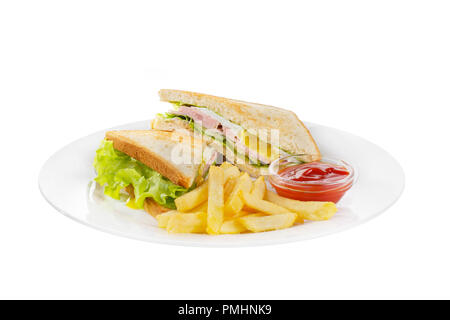 Sandwich avec œufs brouillés, bacon, jambon, concombre et la laitue, de frites et de ketchup, sauce barbecue. Vue de côté. Pour servir un café, un restaurant Banque D'Images