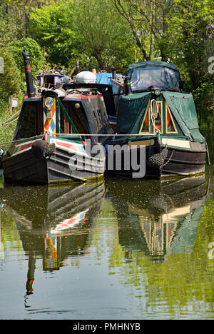 Sawbridgeworth, Hertfordshire/France - 8 mai 2018:double bateaux étroite amarrée à l'amarrage à Sawbridgeworth sur la rivière Stort Banque D'Images