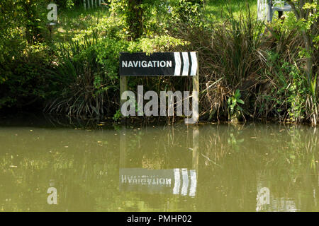 Signe de navigation sur la rivière Stort dans Hertfordshire Sawbridgeworth, utilisé pour guider les bateaux du canal à l'écart de Weir et sur lock. Banque D'Images