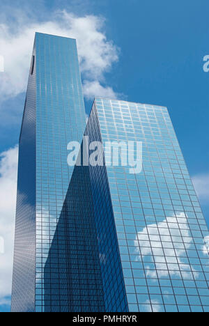 Gratte-ciel moderne de Rotterdam avec réflexions des nuages Banque D'Images