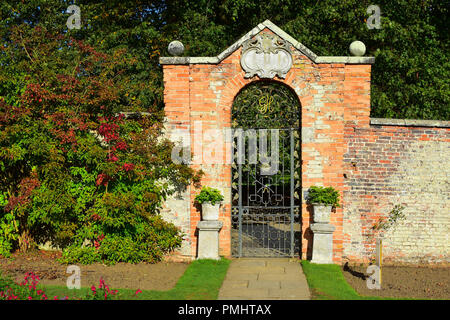 À la porte du jardin clos à Castle Howard, North Yorkshire, England UK Banque D'Images