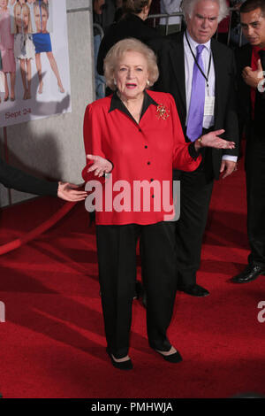 Betty White à la première mondiale de Touchstone Pictures 'vous'. Arrivants tenue au El Capitan Theatre à Hollywood, CA. Le 22 septembre 2010. Photo par : Richard Chavez / PictureLux 30484 Numéro de référence de dossier 077RAC pour un usage éditorial uniquement - Tous droits réservés Banque D'Images