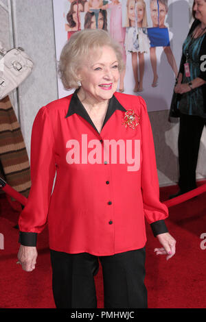 Betty White à la première mondiale de Touchstone Pictures 'vous'. Arrivants tenue au El Capitan Theatre à Hollywood, CA. Le 22 septembre 2010. Photo par : Richard Chavez / PictureLux 30484 Numéro de référence de dossier 079RAC pour un usage éditorial uniquement - Tous droits réservés Banque D'Images