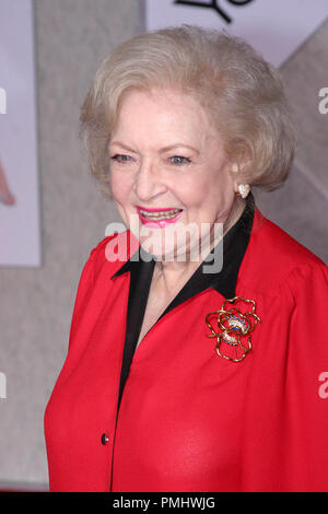 Betty White à la première mondiale de Touchstone Pictures 'vous'. Arrivants tenue au El Capitan Theatre à Hollywood, CA. Le 22 septembre 2010. Photo par : Richard Chavez / PictureLux 30484 Numéro de référence de dossier 080RAC pour un usage éditorial uniquement - Tous droits réservés Banque D'Images