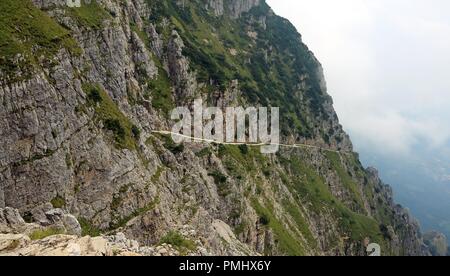 Sentier de montagne dans Pasubio montagne appelée Strada delle Gallerie en langue italienne dans le Nord de l'Italie Banque D'Images