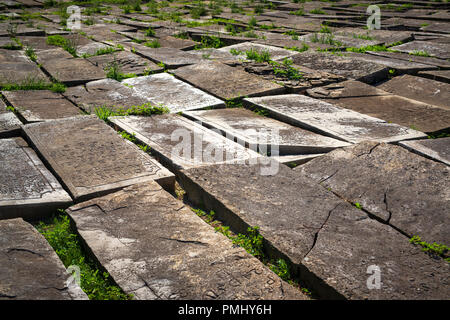 Pierres tombales de l'ancien cimetière juif de Bayonne (Aquitaine - France). Il est considéré comme le plus ancien et le plus grand cimetière juif en France. Banque D'Images