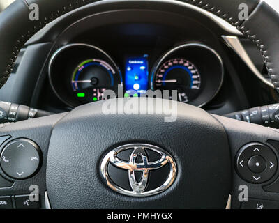 Les commandes au volant du toyota et tableau de bord de voiture Banque D'Images