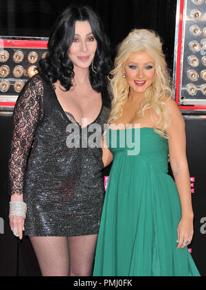 Cher et Christina Aguilera au Los Angeles Premiere du burlesque tenu au Grauman's Chinese Theatre à Hollywood, CA. L'événement a eu lieu le lundi 15 novembre, 2010. Photo de RPAC Pacifique Photo Presse/PictureLux 30704 Numéro de référence de dossier 271PLX pour un usage éditorial uniquement - Tous droits réservés Banque D'Images