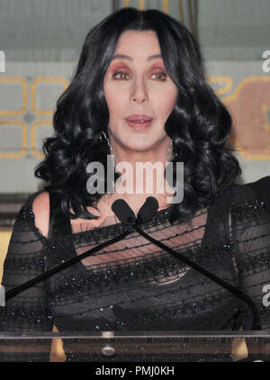 Cher à la main Cher empreinte et cérémonie au Grauman's Chinese Theatre à Hollywood, CA. L'événement a eu lieu le jeudi, 18 novembre 2010. Photo de RPAC Pacifique Photo Presse/PictureLux 30713 Numéro de référence de dossier 001PLX pour un usage éditorial uniquement - Tous droits réservés Banque D'Images