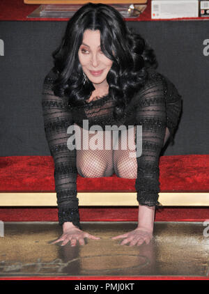 Cher à la main Cher empreinte et cérémonie au Grauman's Chinese Theatre à Hollywood, CA. L'événement a eu lieu le jeudi, 18 novembre 2010. Photo de RPAC Pacifique Photo Presse/PictureLux 30713 Numéro de référence de dossier 005PLX pour un usage éditorial uniquement - Tous droits réservés Banque D'Images