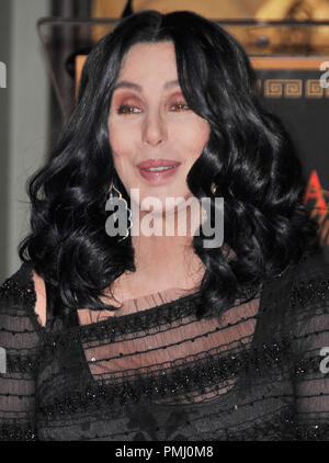 Cher à la main Cher empreinte et cérémonie au Grauman's Chinese Theatre à Hollywood, CA. L'événement a eu lieu le jeudi, 18 novembre 2010. Photo de RPAC Pacifique Photo Presse/PictureLux 30713 Numéro de référence de dossier 010PLX pour un usage éditorial uniquement - Tous droits réservés Banque D'Images